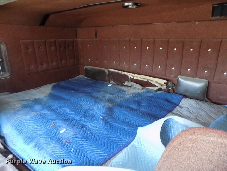 image for item DG2567 1990 International 9700 semi truck