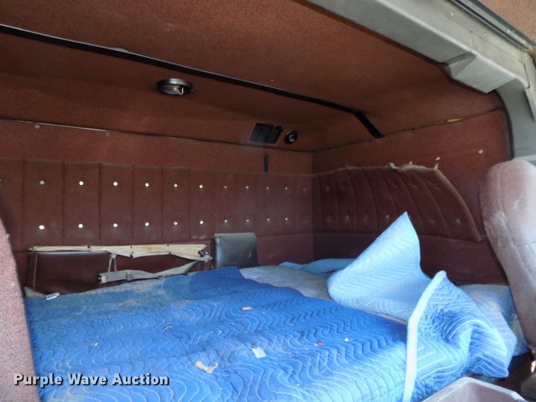 image for item DG2567 1990 International 9700 semi truck