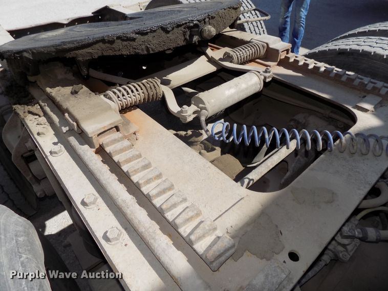 image for item DG2567 1990 International 9700 semi truck