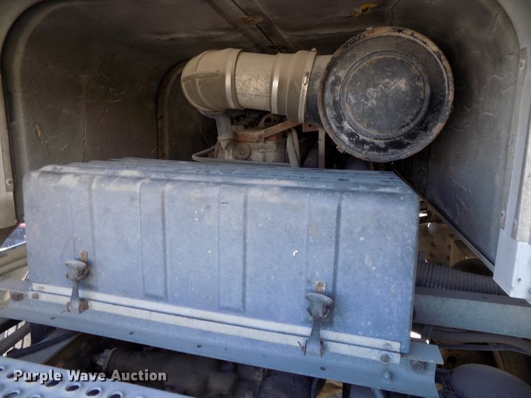 image for item DG2567 1990 International 9700 semi truck