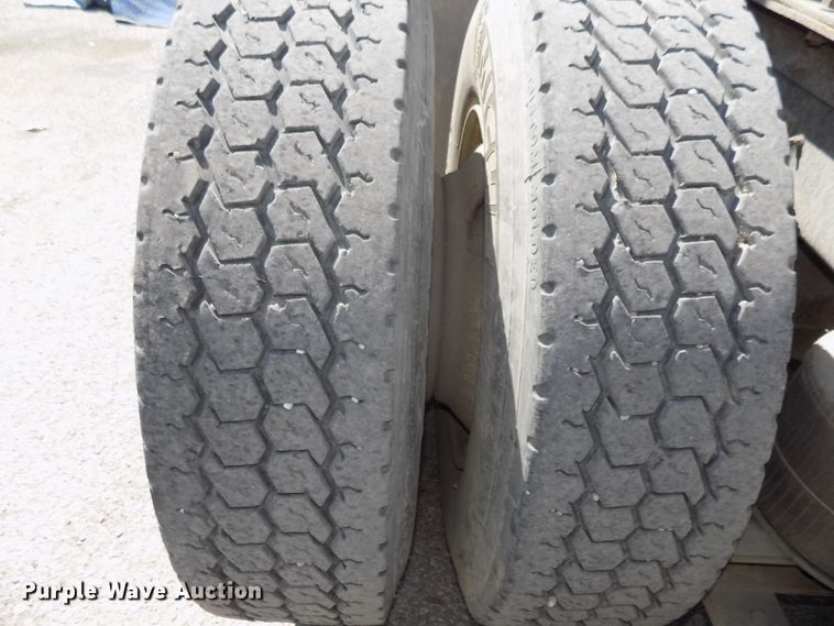 image for item DG2567 1990 International 9700 semi truck