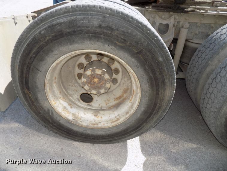 image for item DG2567 1990 International 9700 semi truck