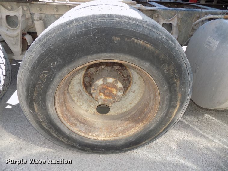 image for item DG2567 1990 International 9700 semi truck