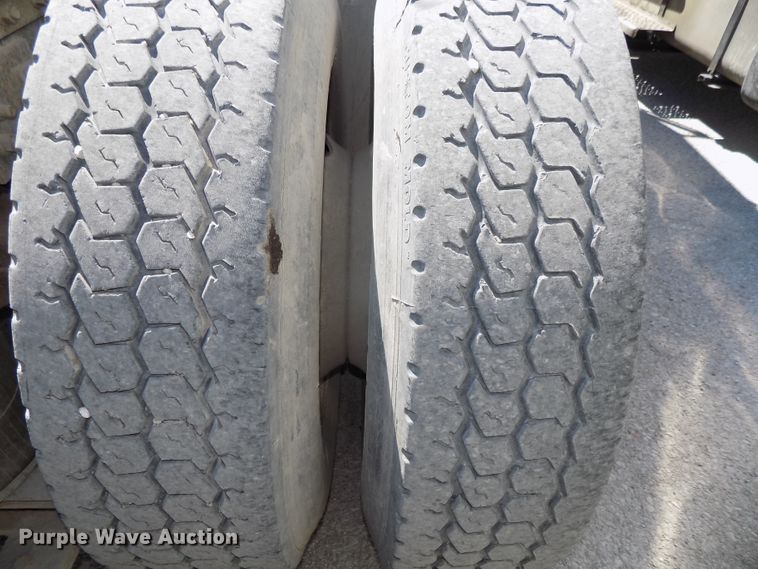 image for item DG2567 1990 International 9700 semi truck