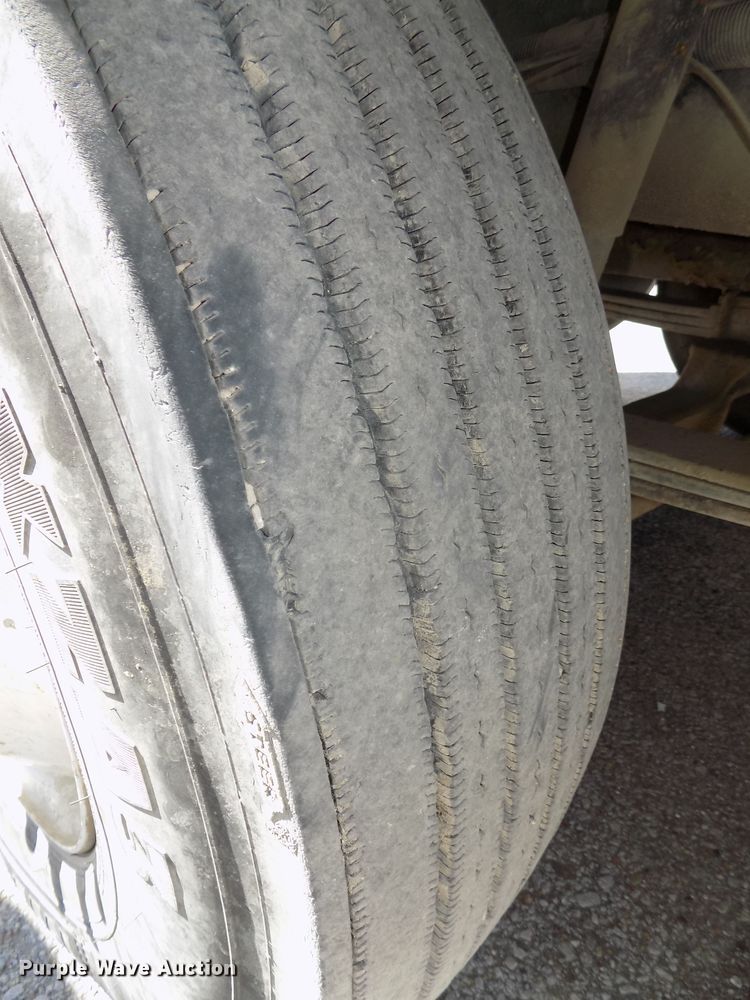 image for item DG2567 1990 International 9700 semi truck