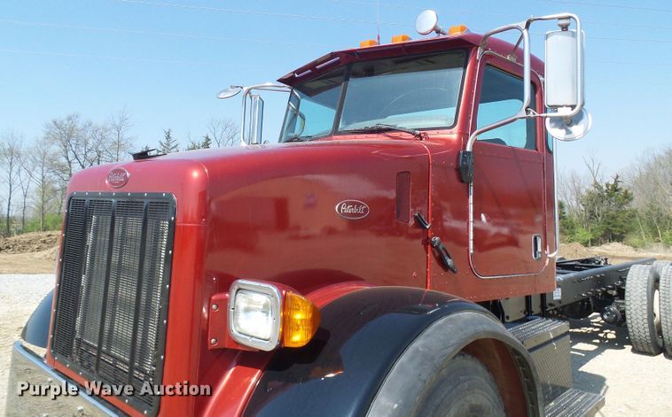 image for item DG5617 2007 Peterbilt 357 truck cab and chassis