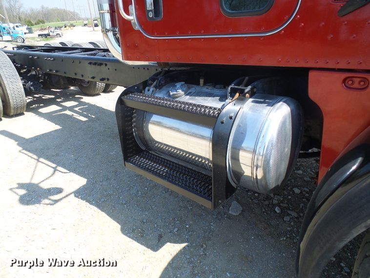 image for item DG5617 2007 Peterbilt 357 truck cab and chassis