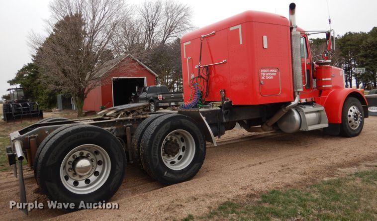 image for item DG5943 2006 Peterbilt 378 semi truck
