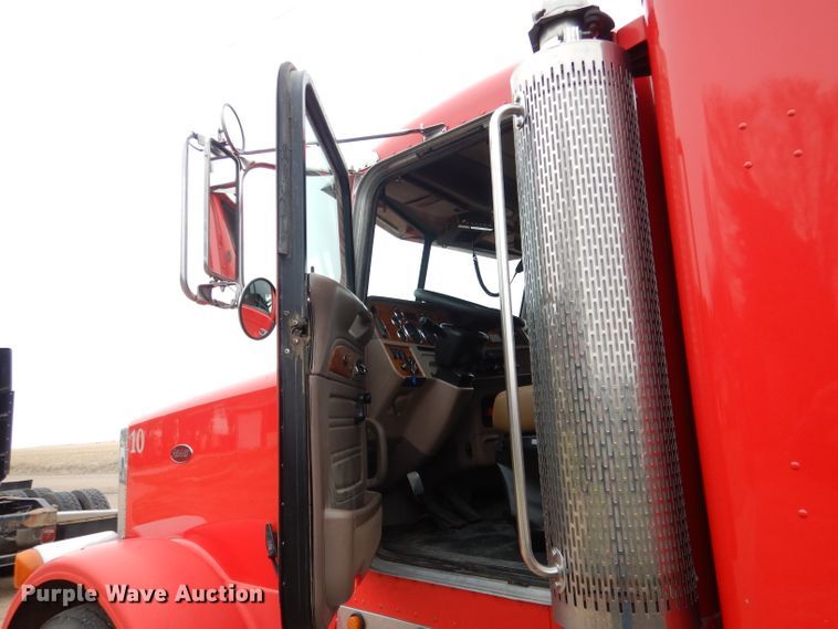 image for item DG5943 2006 Peterbilt 378 semi truck