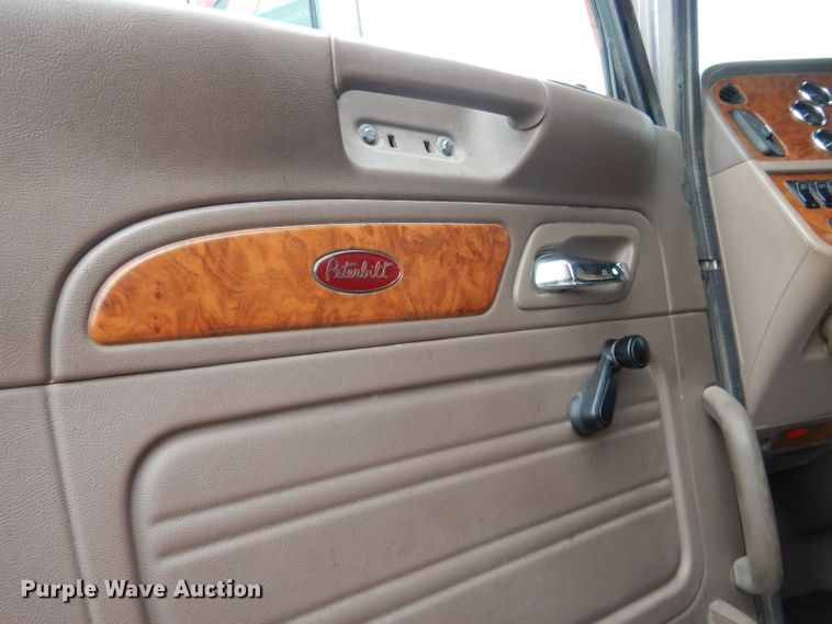 image for item DG5943 2006 Peterbilt 378 semi truck