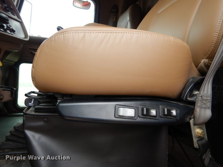 image for item DG5943 2006 Peterbilt 378 semi truck