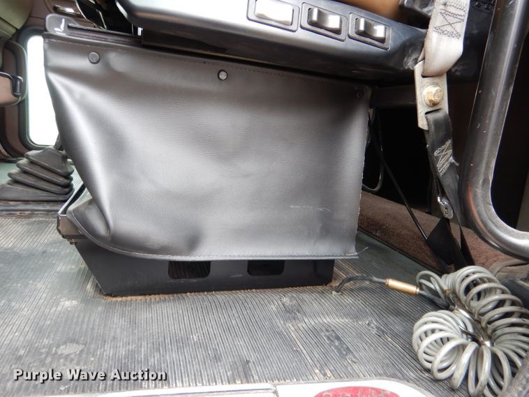 image for item DG5943 2006 Peterbilt 378 semi truck