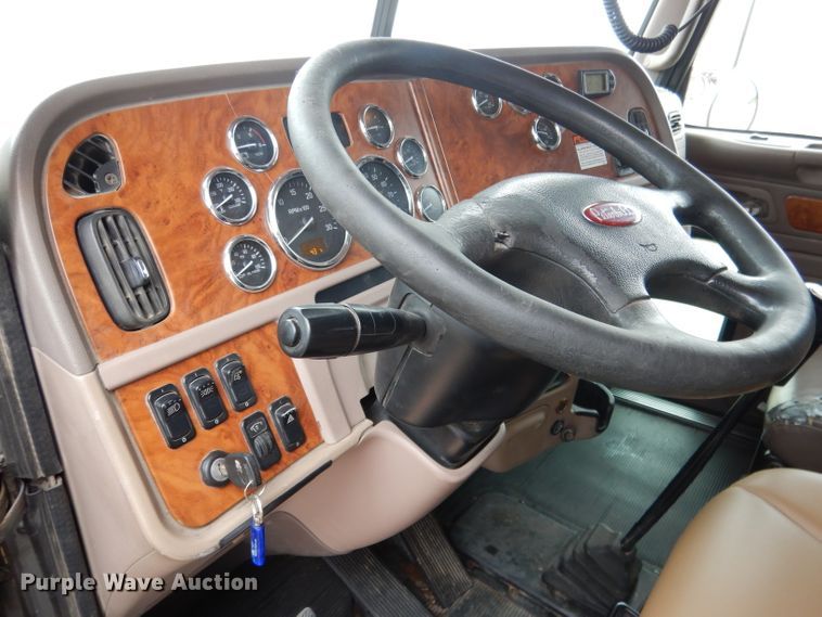 image for item DG5943 2006 Peterbilt 378 semi truck