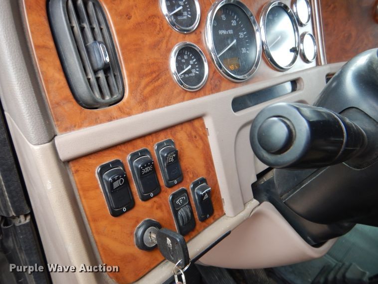 image for item DG5943 2006 Peterbilt 378 semi truck