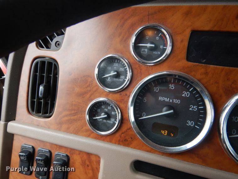 image for item DG5943 2006 Peterbilt 378 semi truck