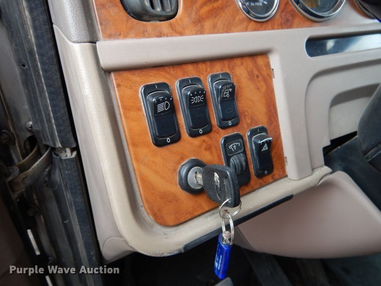 image for item DG5943 2006 Peterbilt 378 semi truck