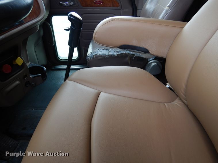 image for item DG5943 2006 Peterbilt 378 semi truck