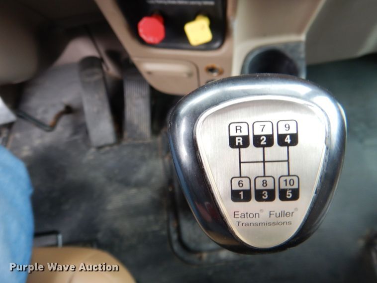 image for item DG5943 2006 Peterbilt 378 semi truck