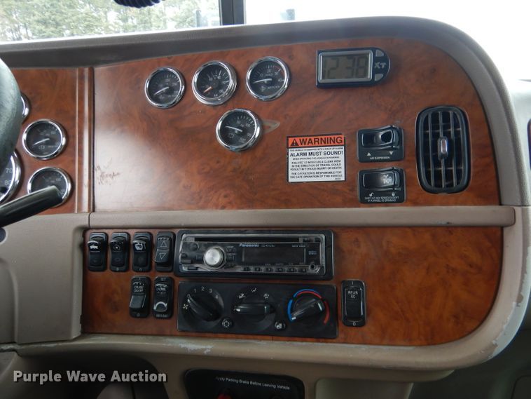 image for item DG5943 2006 Peterbilt 378 semi truck