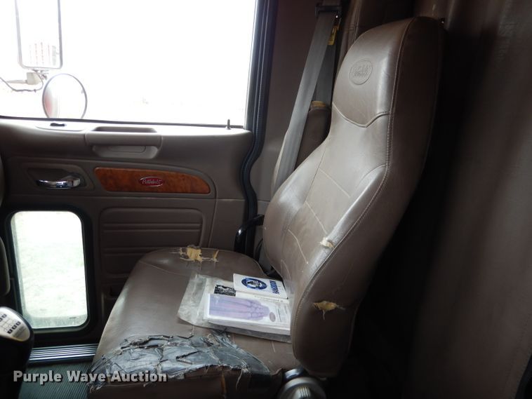 image for item DG5943 2006 Peterbilt 378 semi truck