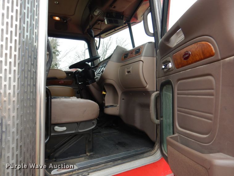 image for item DG5943 2006 Peterbilt 378 semi truck