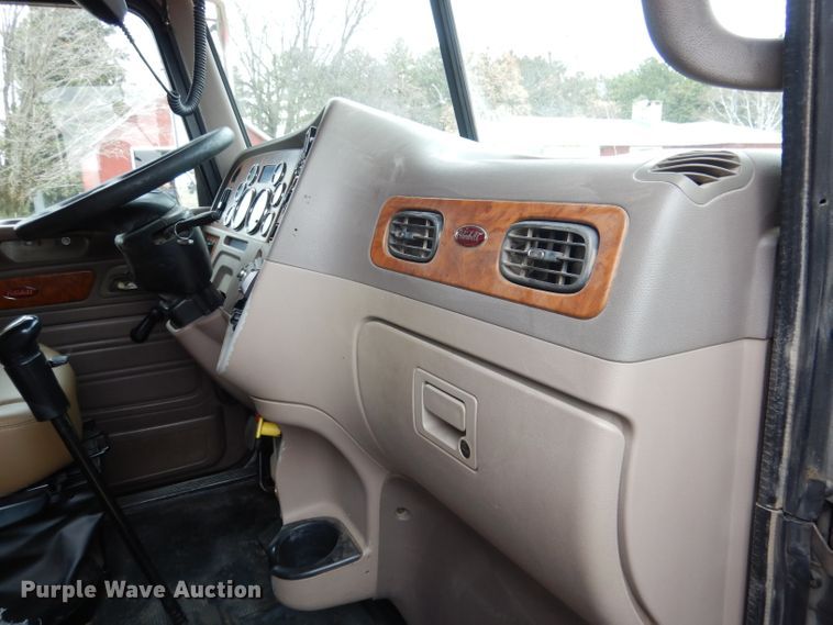 image for item DG5943 2006 Peterbilt 378 semi truck