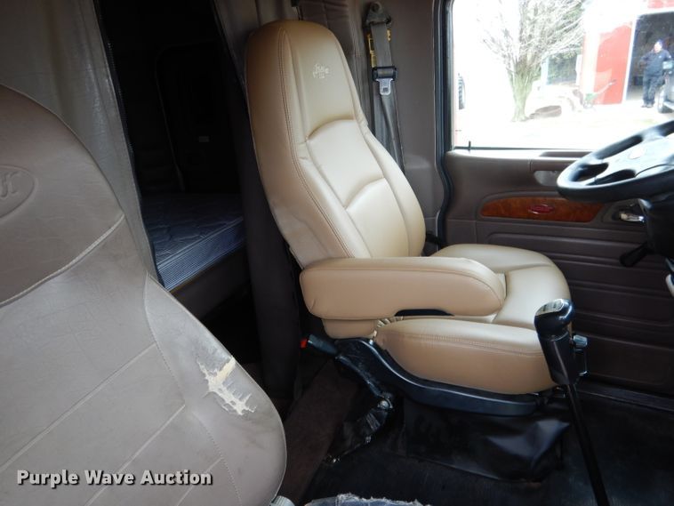 image for item DG5943 2006 Peterbilt 378 semi truck