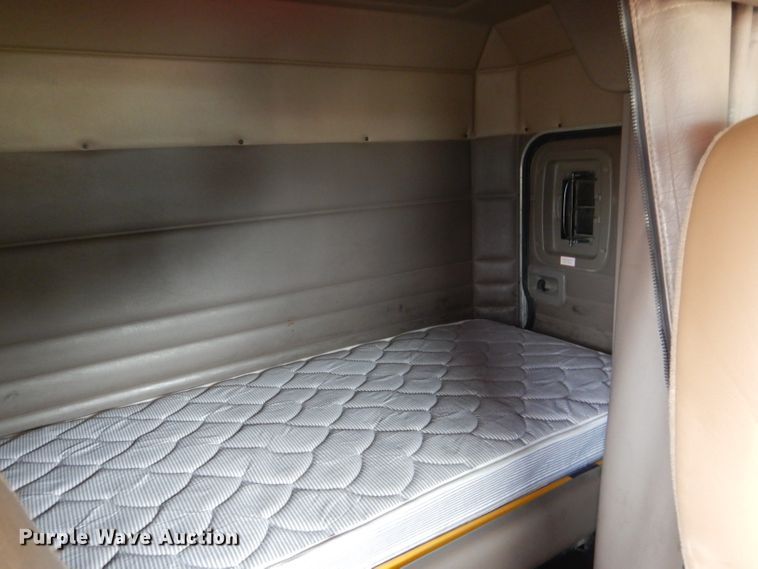 image for item DG5943 2006 Peterbilt 378 semi truck