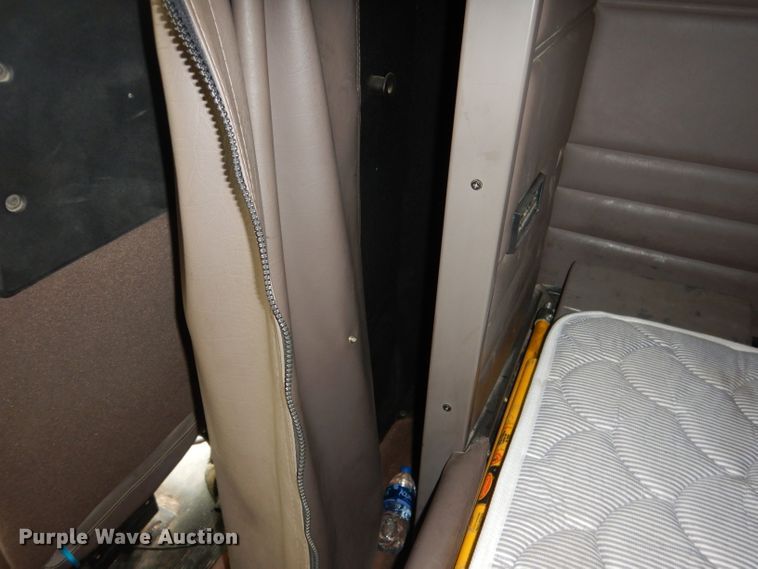 image for item DG5943 2006 Peterbilt 378 semi truck