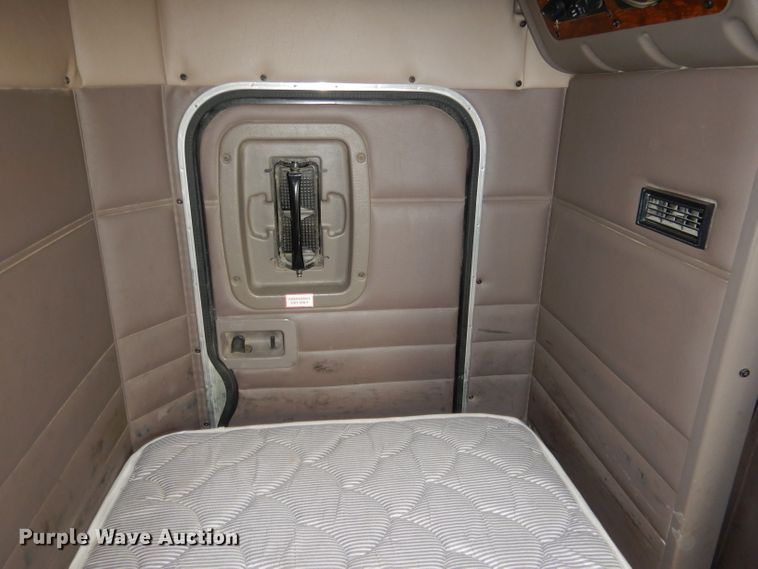 image for item DG5943 2006 Peterbilt 378 semi truck