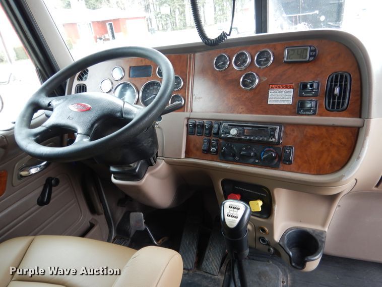 image for item DG5943 2006 Peterbilt 378 semi truck