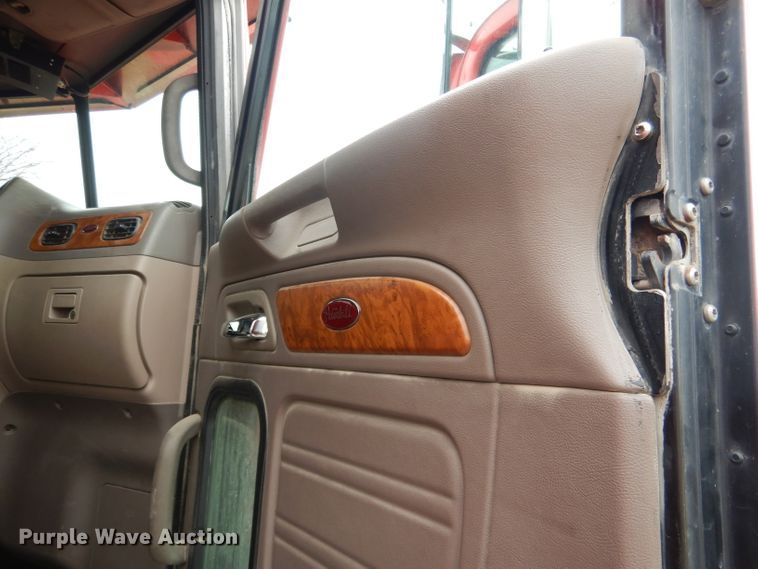 image for item DG5943 2006 Peterbilt 378 semi truck