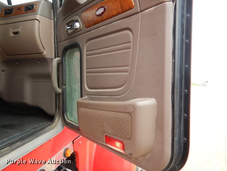 image for item DG5943 2006 Peterbilt 378 semi truck