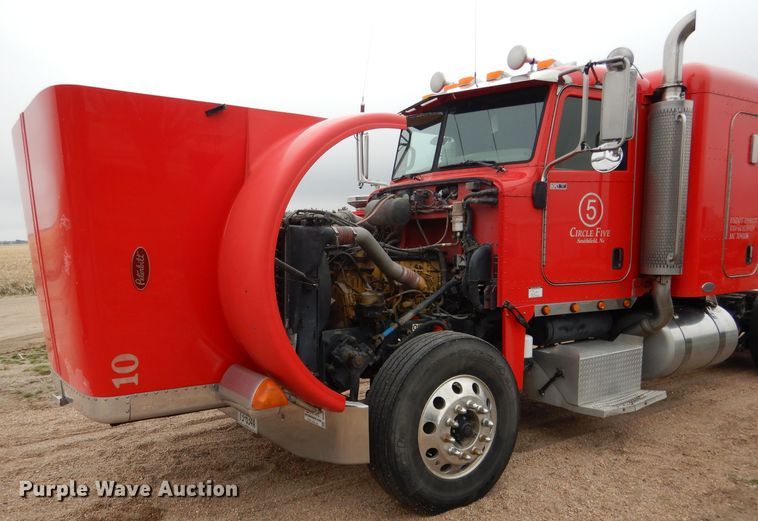 image for item DG5943 2006 Peterbilt 378 semi truck