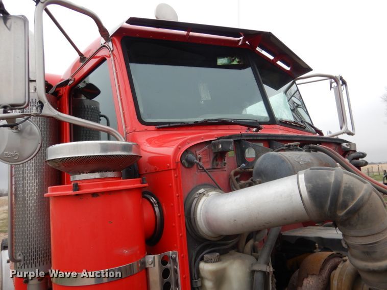 image for item DG5943 2006 Peterbilt 378 semi truck