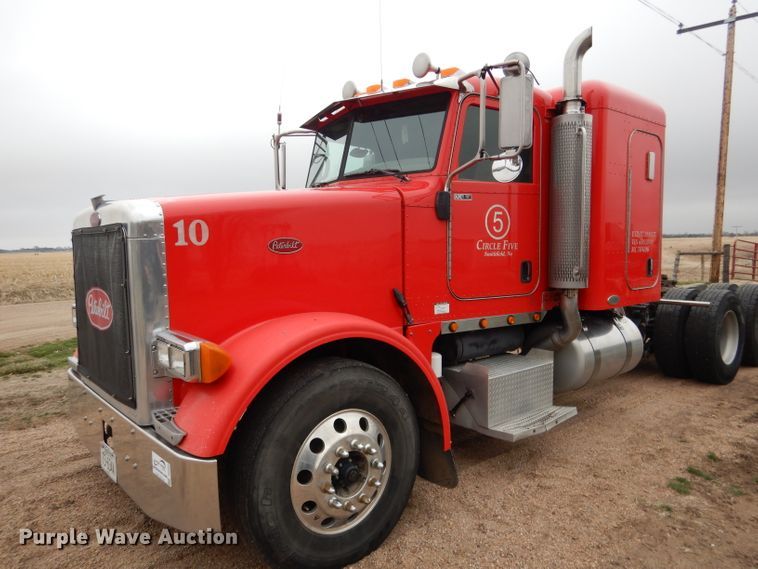 image for item DG5943 2006 Peterbilt 378 semi truck