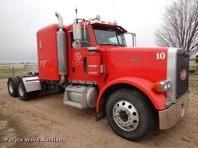 image for item DG5943 2006 Peterbilt 378 semi truck