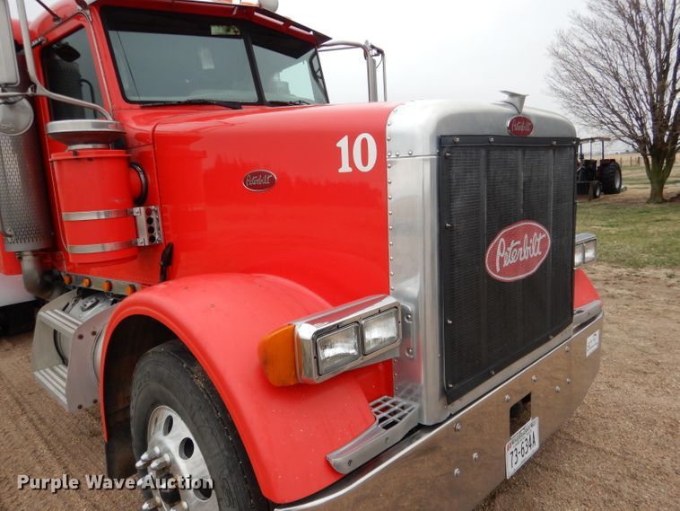 image for item DG5943 2006 Peterbilt 378 semi truck