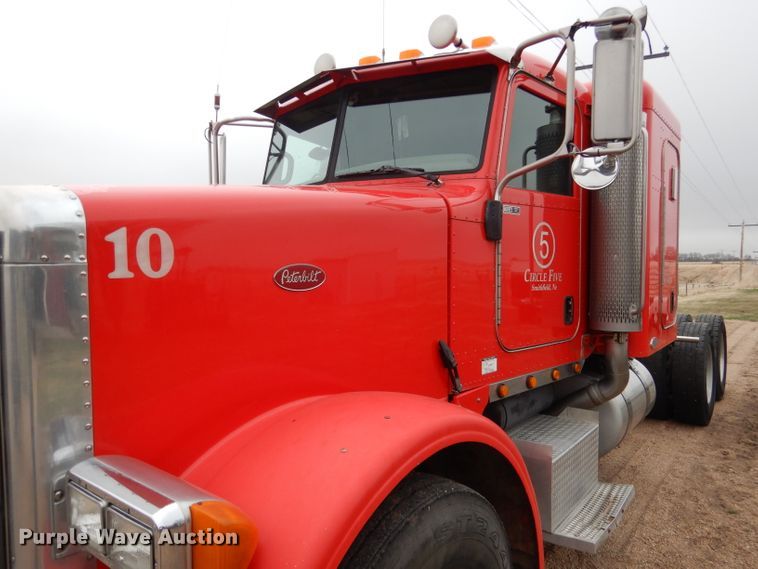 image for item DG5943 2006 Peterbilt 378 semi truck