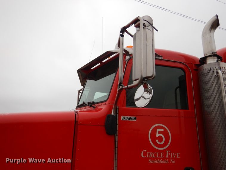 image for item DG5943 2006 Peterbilt 378 semi truck