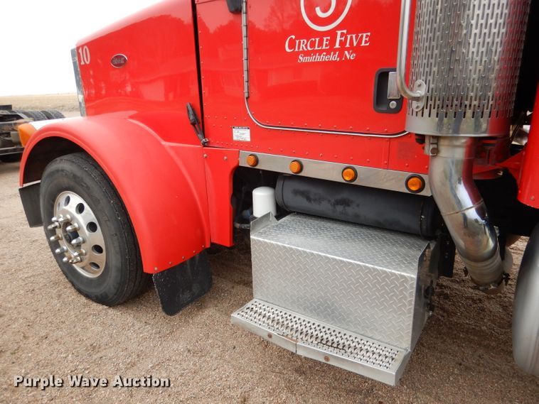 image for item DG5943 2006 Peterbilt 378 semi truck