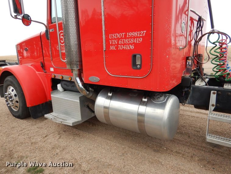 image for item DG5943 2006 Peterbilt 378 semi truck