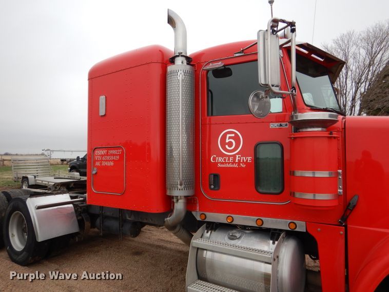 image for item DG5943 2006 Peterbilt 378 semi truck