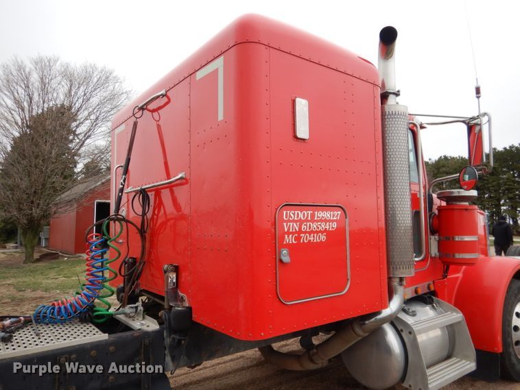 image for item DG5943 2006 Peterbilt 378 semi truck