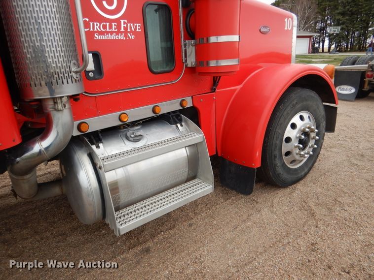 image for item DG5943 2006 Peterbilt 378 semi truck