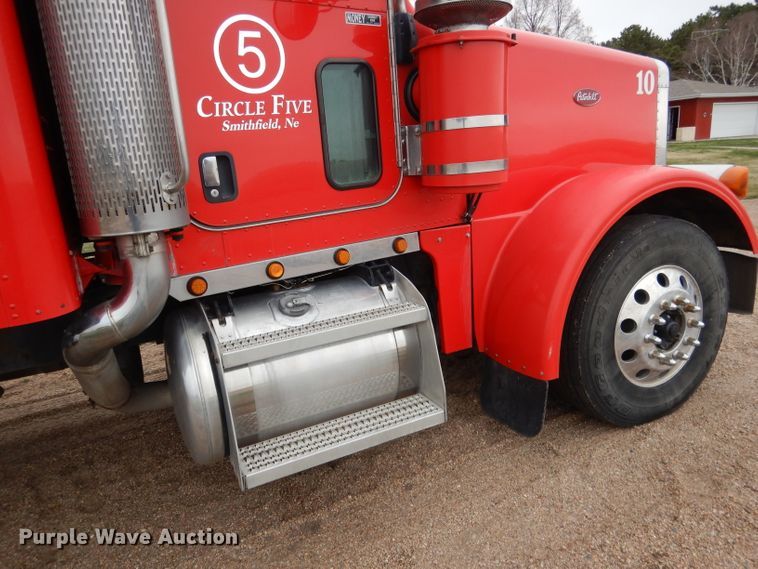 image for item DG5943 2006 Peterbilt 378 semi truck