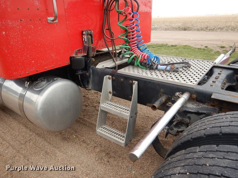 image for item DG5943 2006 Peterbilt 378 semi truck