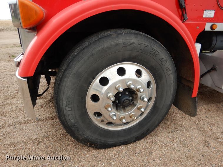 image for item DG5943 2006 Peterbilt 378 semi truck