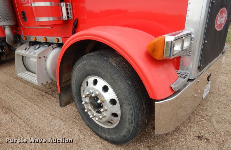 image for item DG5943 2006 Peterbilt 378 semi truck