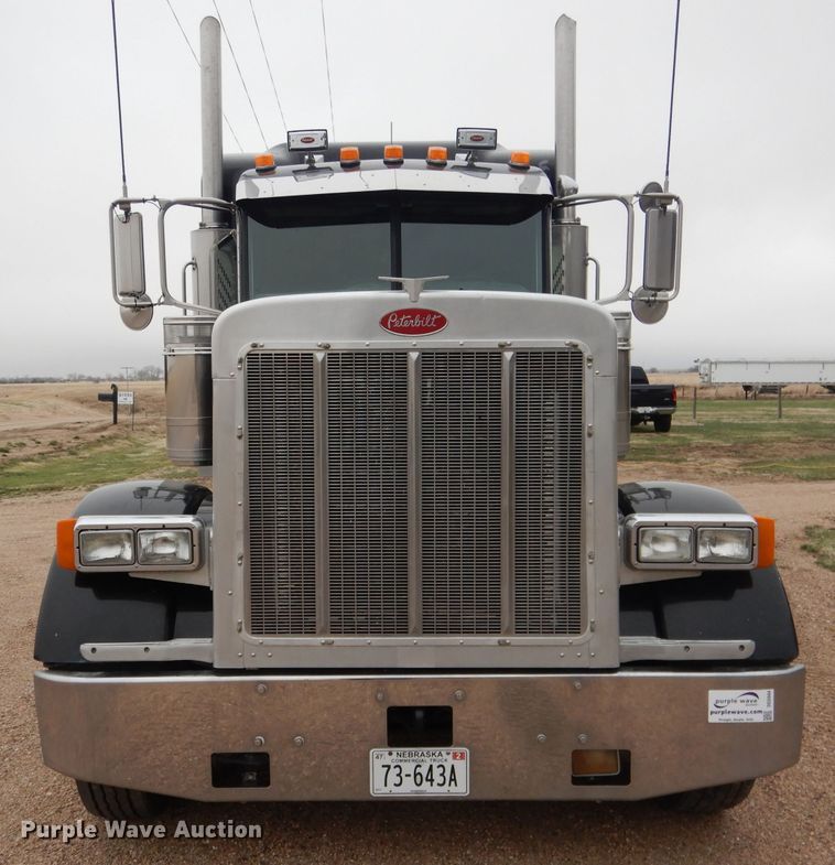 image for item DG5944 2005 Peterbilt 379 semi truck